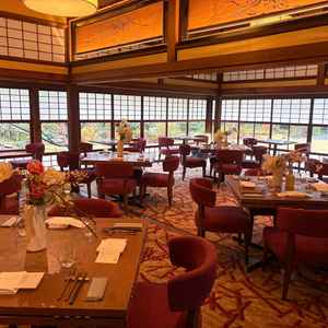 小さい方の披露宴会場は靴を脱いで上がるタイプでとても和を感じられる空間でした