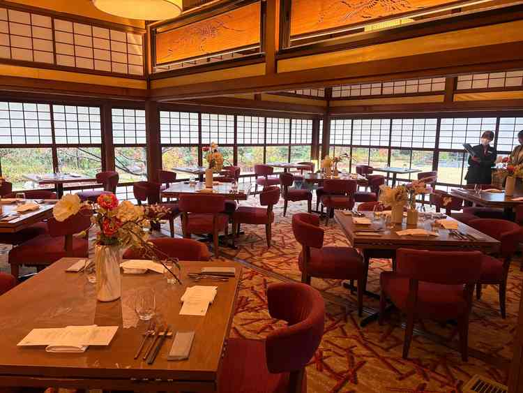 小さい方の披露宴会場は靴を脱いで上がるタイプでとても和を感じられる空間でした