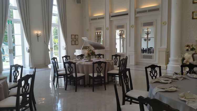 広いバンケットルームも白基調で綺麗でした。庭に出ることも出来ます。