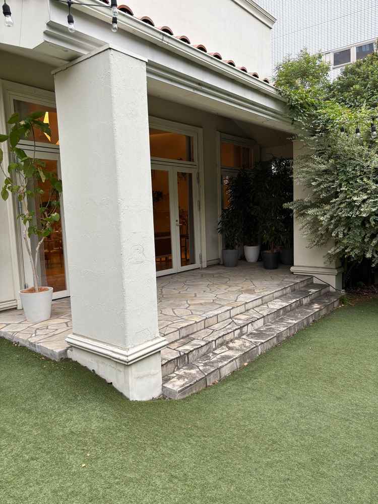 披露宴会場から出られるお庭です。周りに植物が植えられていて緑をよく感じられました。