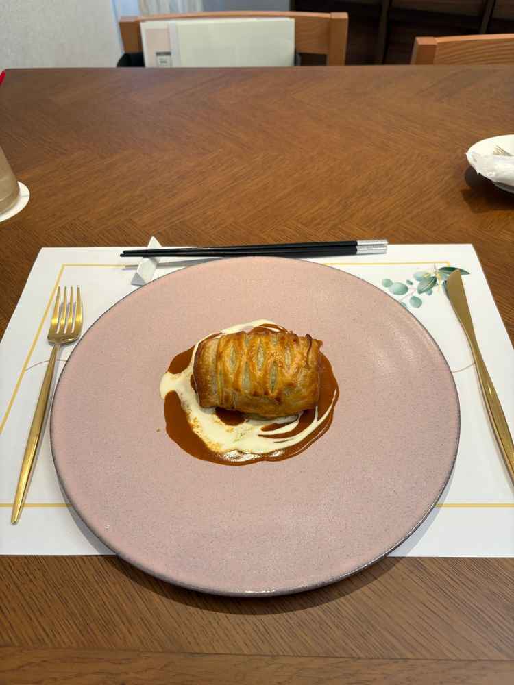 試食のお魚料理の写真。パイがサクサクでとても美味しかった。