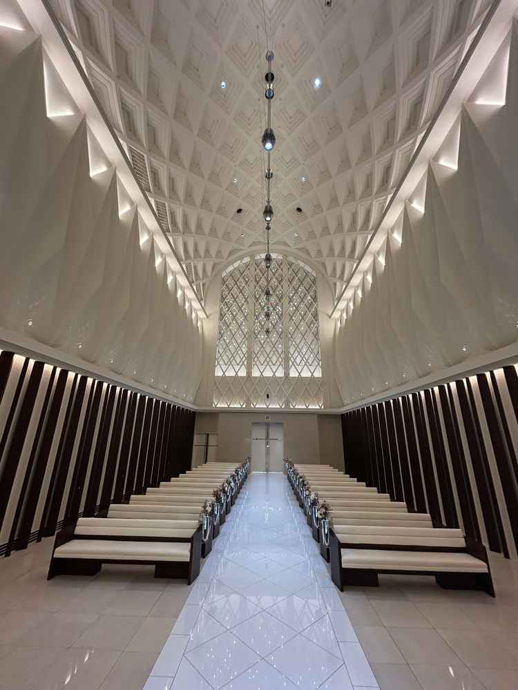 チャペルの壇上からの景色。天井が高く開放感があります。