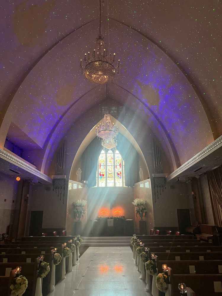 カーテンが開きステンドグラスが見える瞬間は感動しました