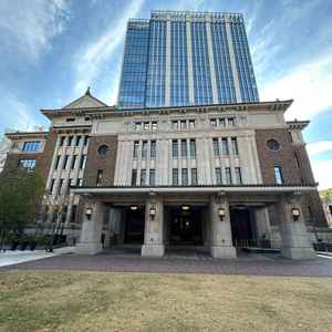 重要文化財ならではの重厚感がある正面玄関は、ゲストのフォトスポットにもなりそうな感じがしました。