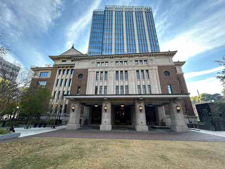 重要文化財ならではの重厚感がある正面玄関は、ゲストのフォトスポットにもなりそうな感じがしました。