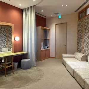 披露宴会場の横に広い新郎新婦の控室があり、会場への動線がよく、当日スムーズに進行できると感じました。