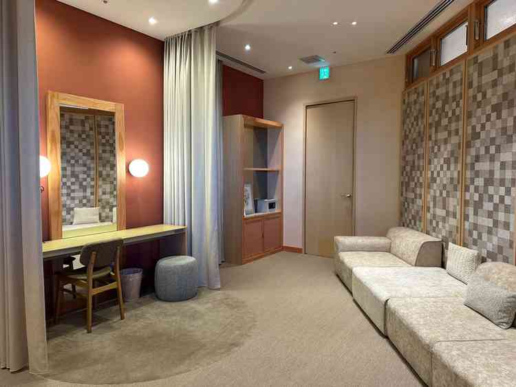 披露宴会場の横に広い新郎新婦の控室があり、会場への動線がよく、当日スムーズに進行できると感じました。