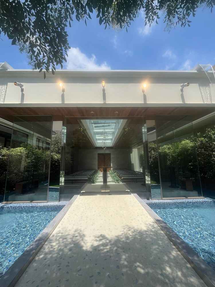 挙式の外のプール