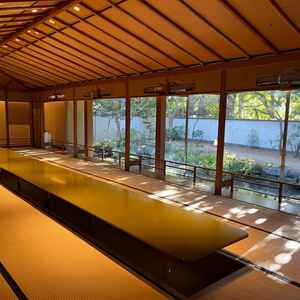 結婚式当日に神殿になる「清流」というお部屋です。屋形船をイメージして作られています。