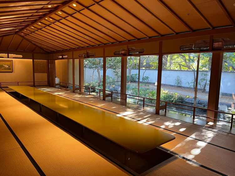 結婚式当日に神殿になる「清流」というお部屋です。屋形船をイメージして作られています。