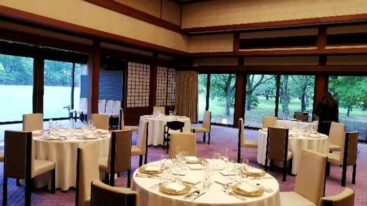 左右に緑がいっぱい広がっていて、雨の日でも素敵な眺望の挙式兼披露宴会場でした。