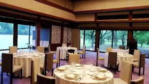 左右に緑がいっぱい広がっていて、雨の日でも素敵な眺望の挙式兼披露宴会場でした。
