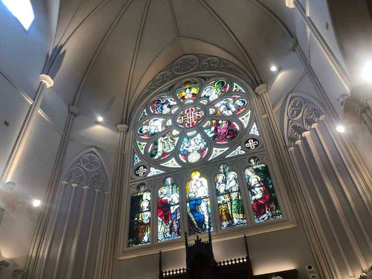 チャペルの大きなステンドグラス