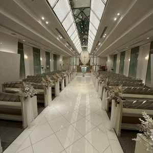 ホテル内のチャペル写真。ホテル内のチャペルは白を基調としたデザインで、とても清らかな雰囲気でした。