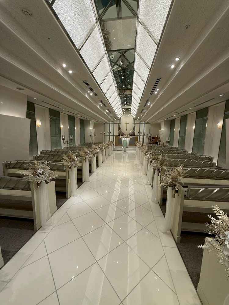 ホテル内のチャペル写真。ホテル内のチャペルは白を基調としたデザインで、とても清らかな雰囲気でした。