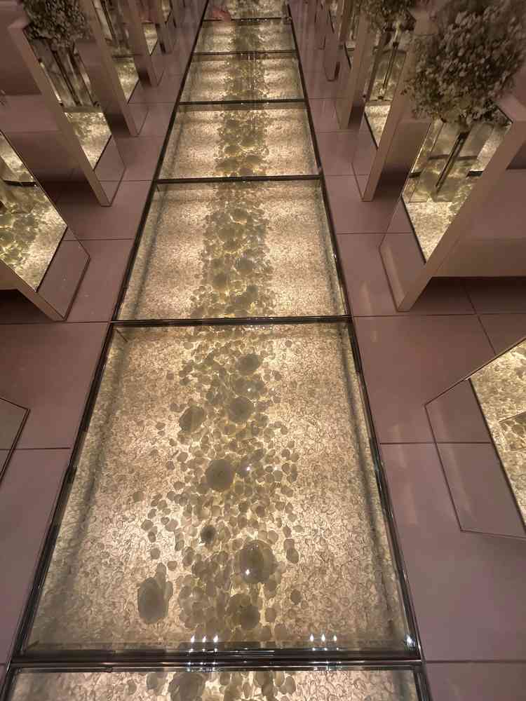 教会の真ん中の白のお花がモチーフになってる、透明のバージンロードが綺麗。ガラスのバージンロード。