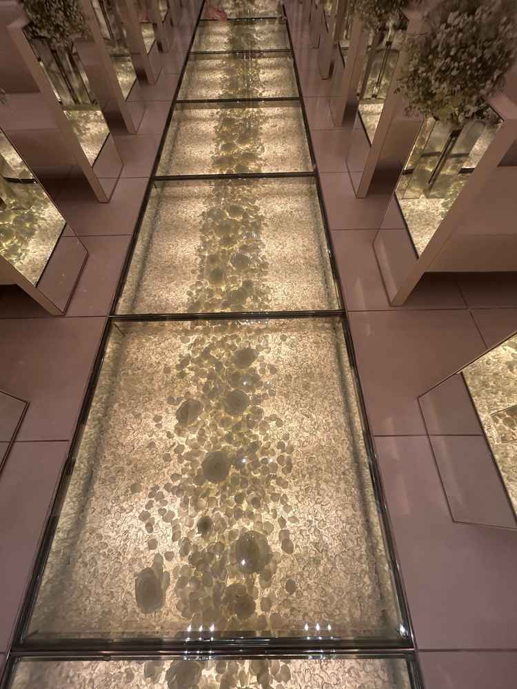 教会の真ん中の白のお花がモチーフになってる、透明のバージンロードが綺麗。ガラスのバージンロード。