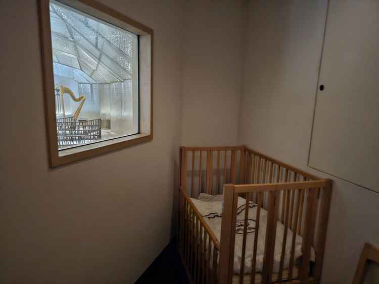 披露宴で幼児が泣いて途中退出しても、マジックミラー越し&スピーカー付きの別室で参加可能。