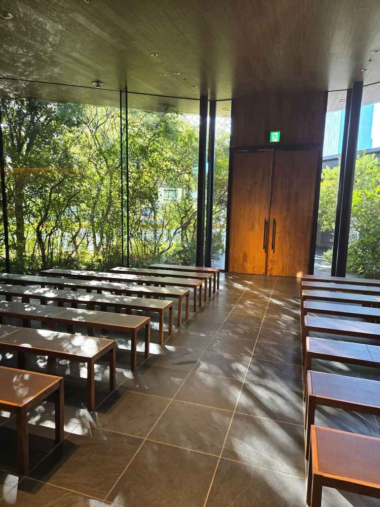 挙式会場内部から振り返ってもナチュラルな景色が広がる