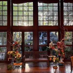 新郎新婦席の後ろには滝があり、窓越しでも水の流れる音が聞こえました