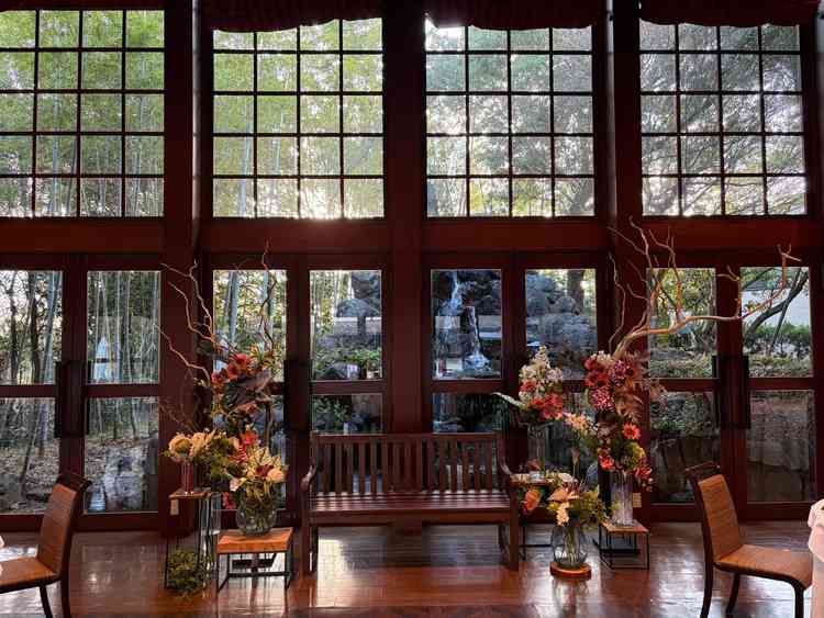 新郎新婦席の後ろには滝があり、窓越しでも水の流れる音が聞こえました