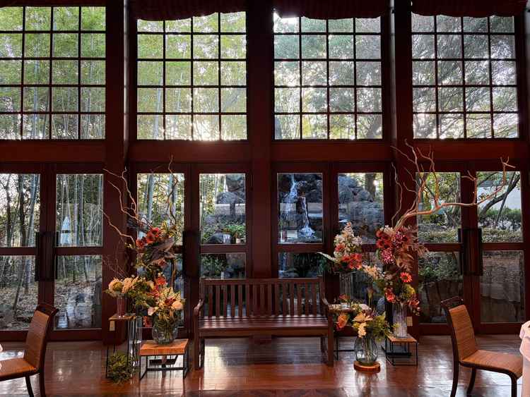 新郎新婦席の後ろには滝があり、窓越しでも水の流れる音が聞こえました