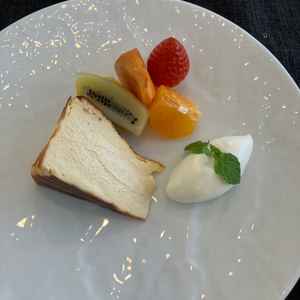 デザートの試食をした写真です。フルーツは甘くて、ケーキはふわふわで程よい甘さで美味しかったです。