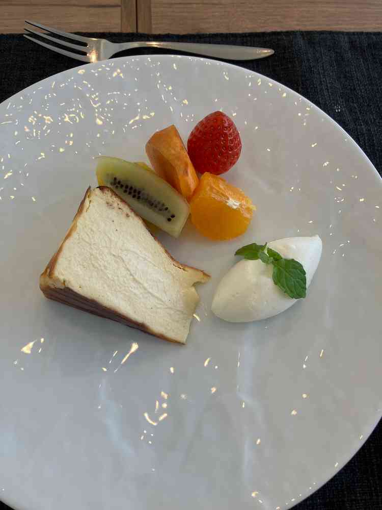 デザートの試食をした写真です。フルーツは甘くて、ケーキはふわふわで程よい甘さで美味しかったです。