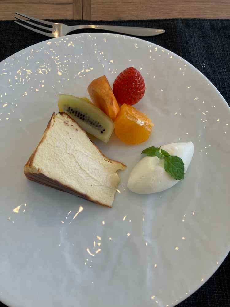 デザートの試食をした写真です。フルーツは甘くて、ケーキはふわふわで程よい甘さで美味しかったです。
