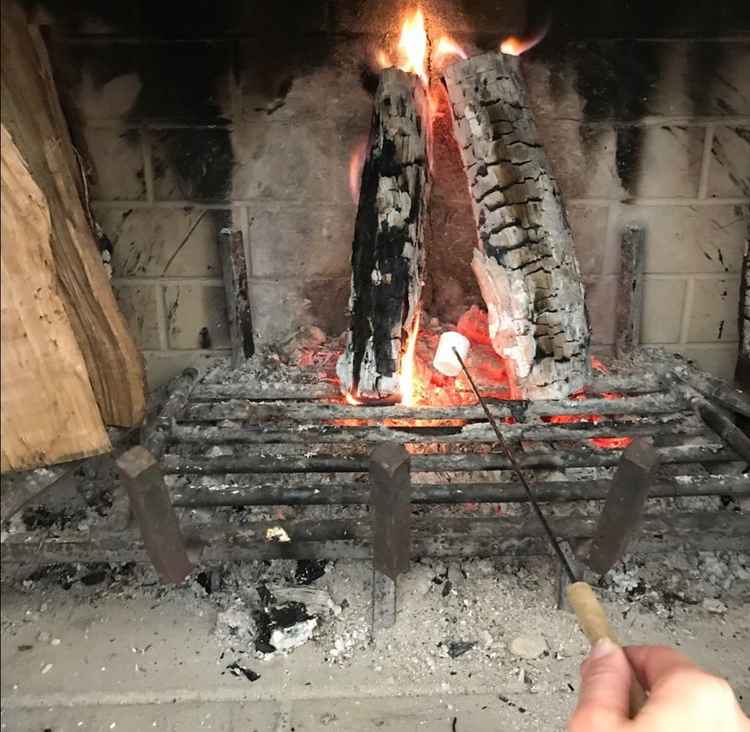 暖炉で焼きマシュマロの体験をさせていただきました。演出の一つとしてとても魅力的でした。