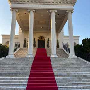 フラワーシャワーが行われるバージンロードの写真。階段の長さが印象的でした。