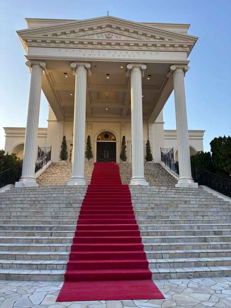 フラワーシャワーが行われるバージンロードの写真。階段の長さが印象的でした。