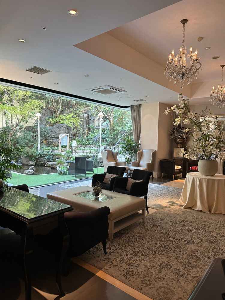 ガーデンが見えるスペースは調度品に歴史を感じて素敵でした