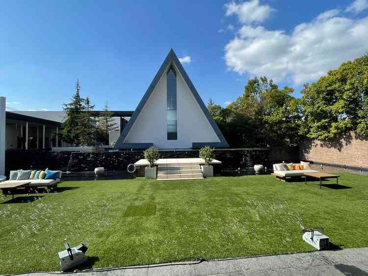 披露宴を行う会場側から見たチャペルです。