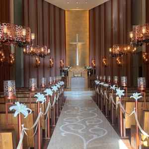 チャペル内は木目が温かい空間を作り出しており厳かながらどことなく安心感があります。