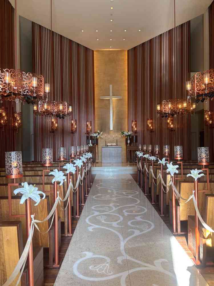 チャペル内は木目が温かい空間を作り出しており厳かながらどことなく安心感があります。