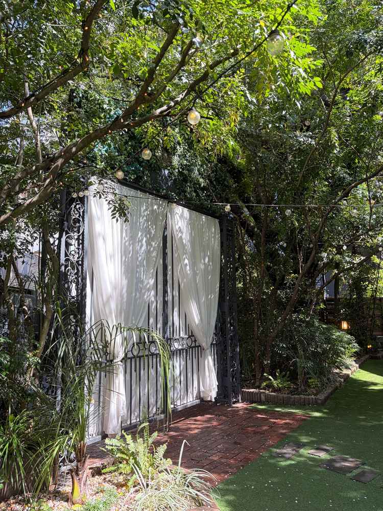 ガーデンから見た入口の写真です。こちらを正面にガーデンでの挙式が可能とのことでした。