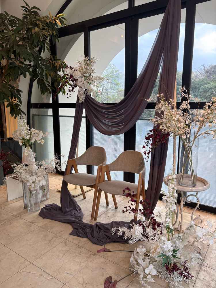 ブライダルフェアでお話を聞かせていただいたお部屋の入り口に新郎新婦が座る椅子の見本がありました