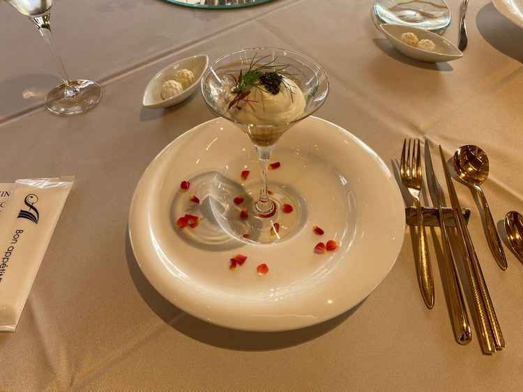 前菜も、非常に美味しく心掴まれるほどです。お皿にお花が散っているのも写真を撮りたくなる可愛さです。