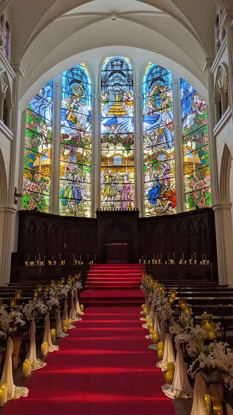 天井高18mのチャペル