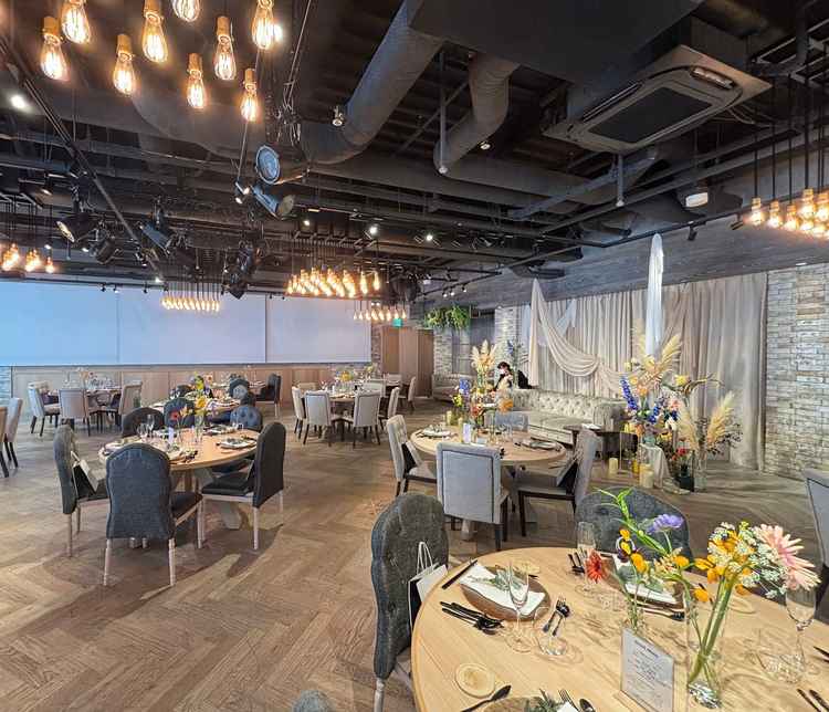 スクリーンが3枚あり映像に迫力がある、披露宴会場