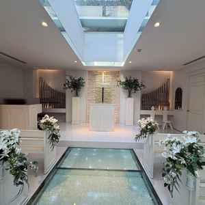 白が基調の挙式会場