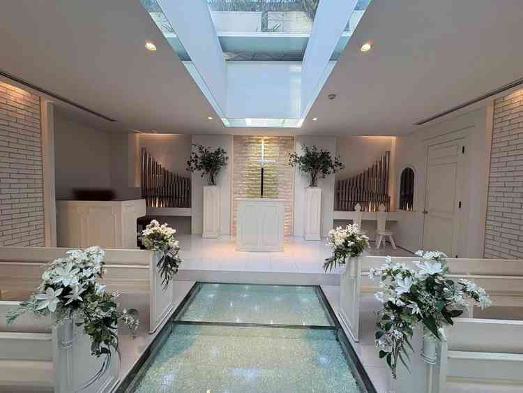 白が基調の挙式会場