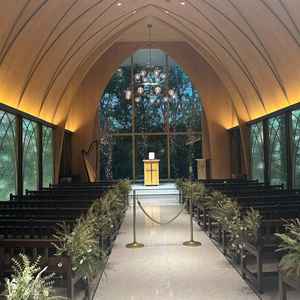 チャペルはほんのり木の香りがして光のセレモニーと共に新婦入場できる。天気によって会場の雰囲気がかわる