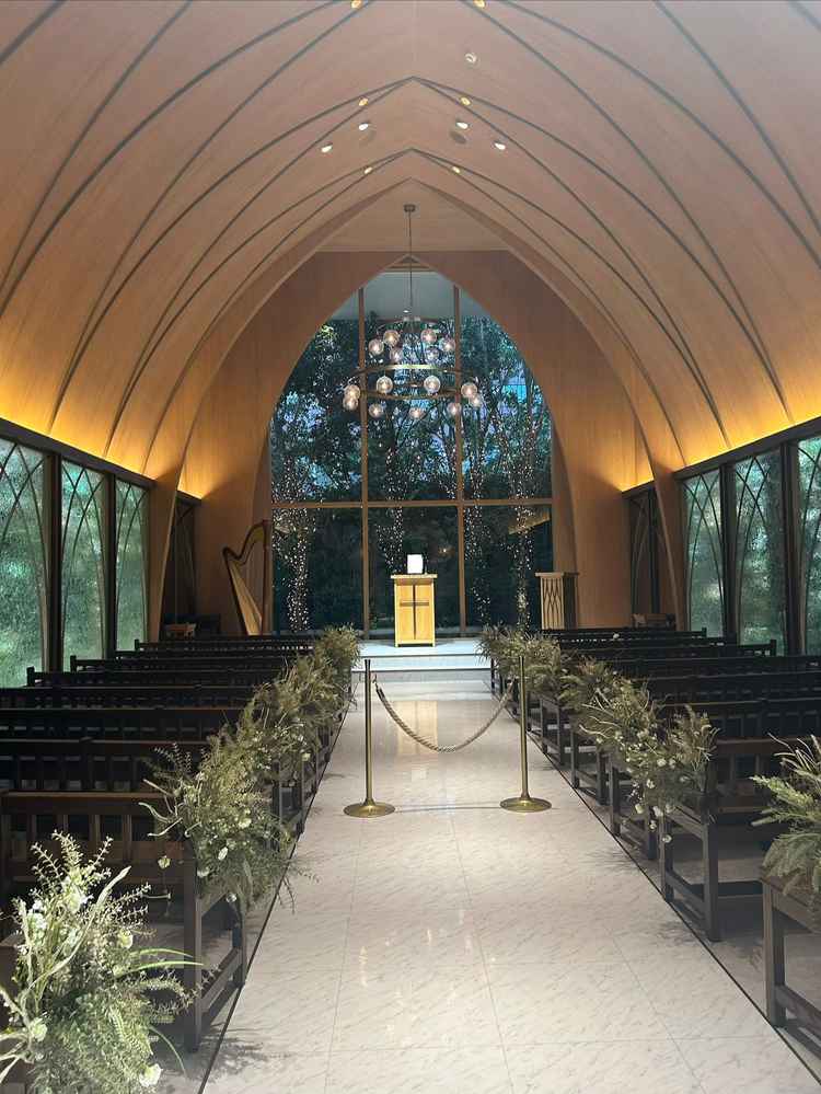 チャペルはほんのり木の香りがして光のセレモニーと共に新婦入場できる。天気によって会場の雰囲気がかわる