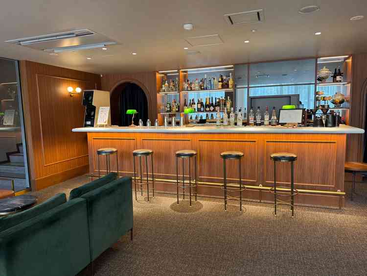 ゲストは到着後からすぐにバーカウンターにて豊富なドリンクを楽しめる点はポイントが高かった