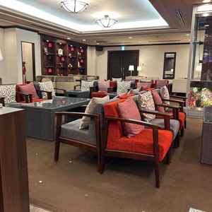 ウェルカムドリンクを飲める部屋。ソファがたくさんありくつろげそう。