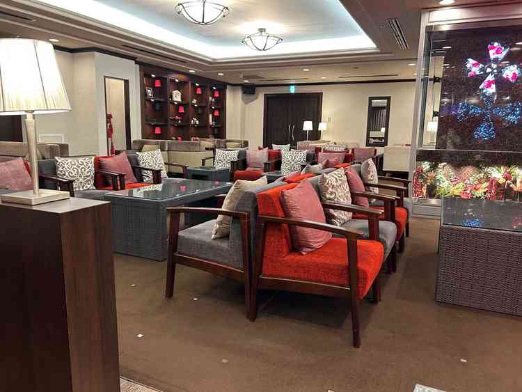 ウェルカムドリンクを飲める部屋。ソファがたくさんありくつろげそう。