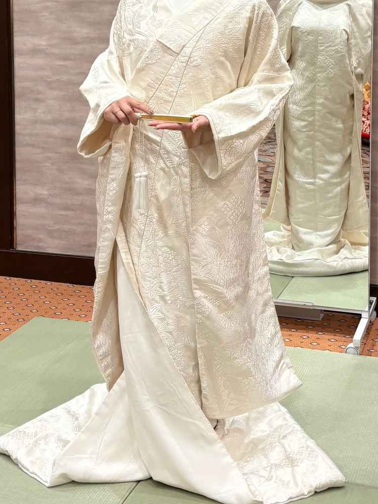 和装体験。たくさんの白無垢、色仕掛けから選ぶ事ができ、和装のイメージが広がりました。