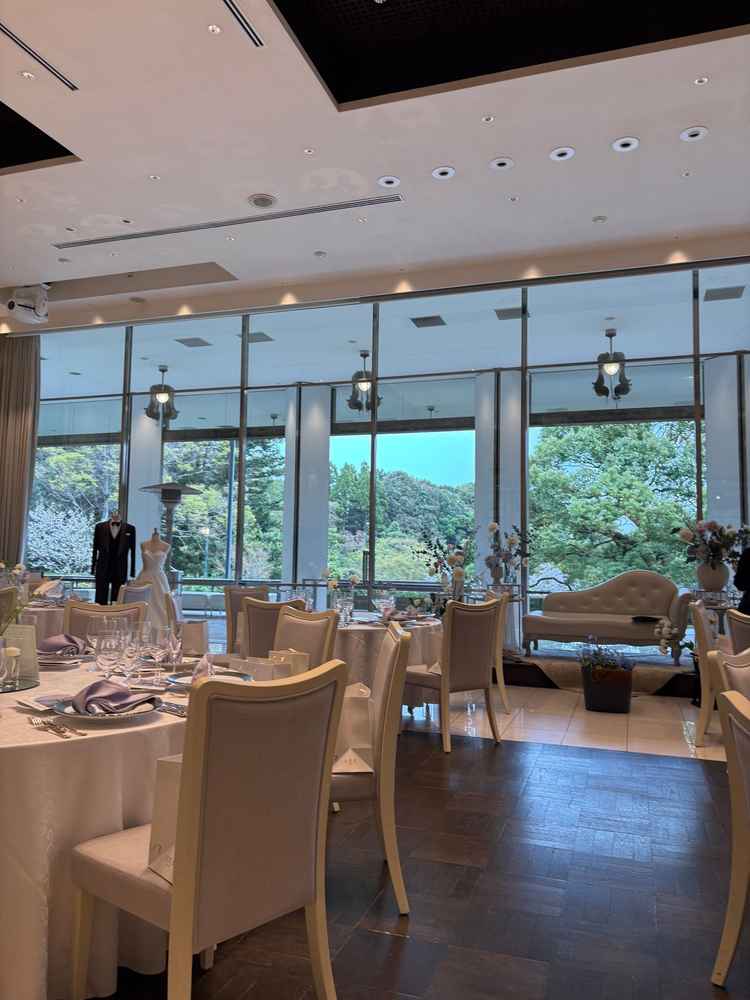 白を基調に、ガラス窓も多く使用されており開放感があった。庭も付いていて外に出れるのもよかったです。